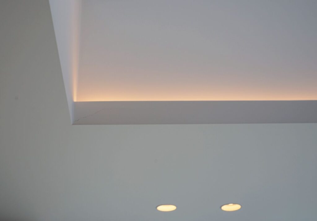 Verlaagd plafond met led verlichting en inbouw spots.