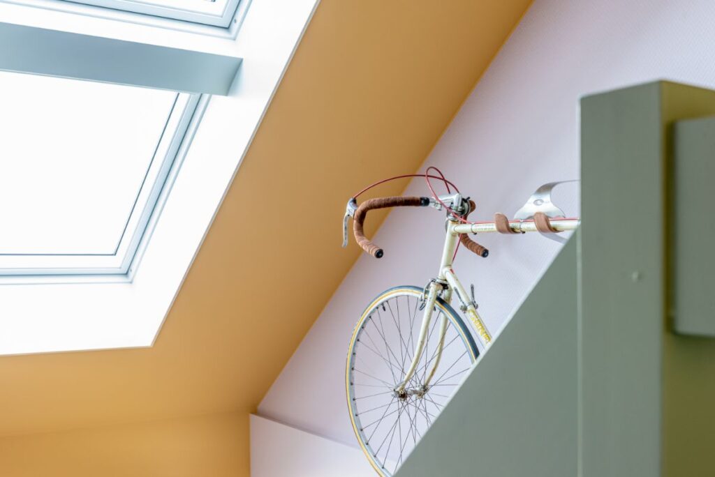 Detail fiets hangend aan het plafond bij entree