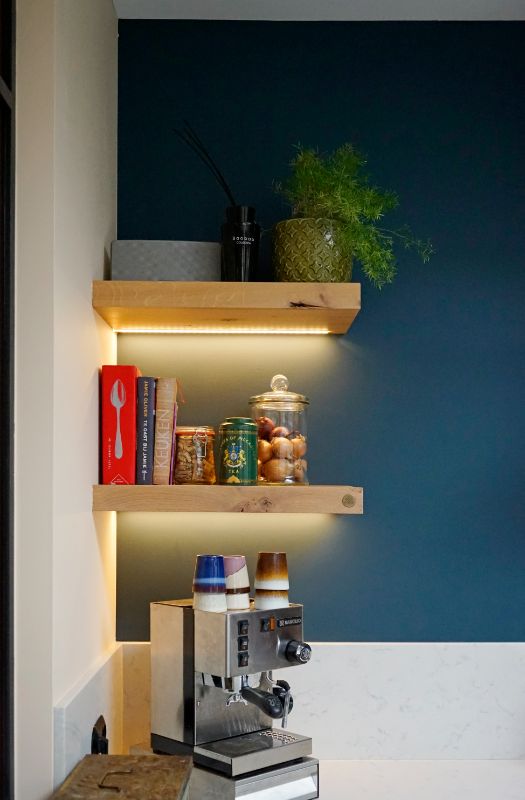 Twee wandplanken in de keuken met led strips hieronder.