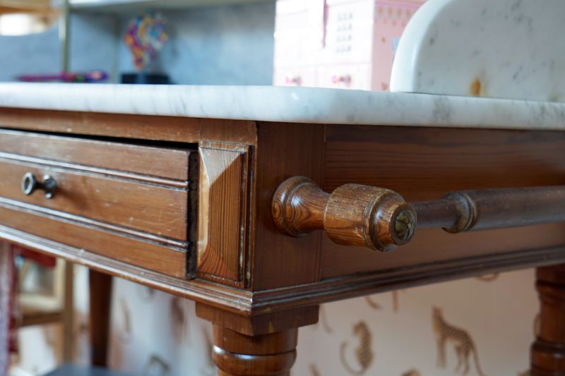 Vintage bureau met een marmer blad.