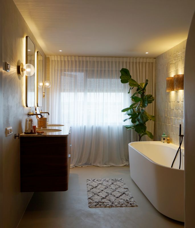 Beige badkamer met mooie verlichting.