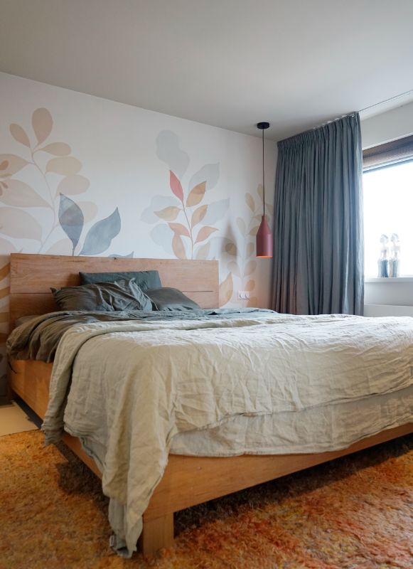 Masterbedroom met decoratief behang.