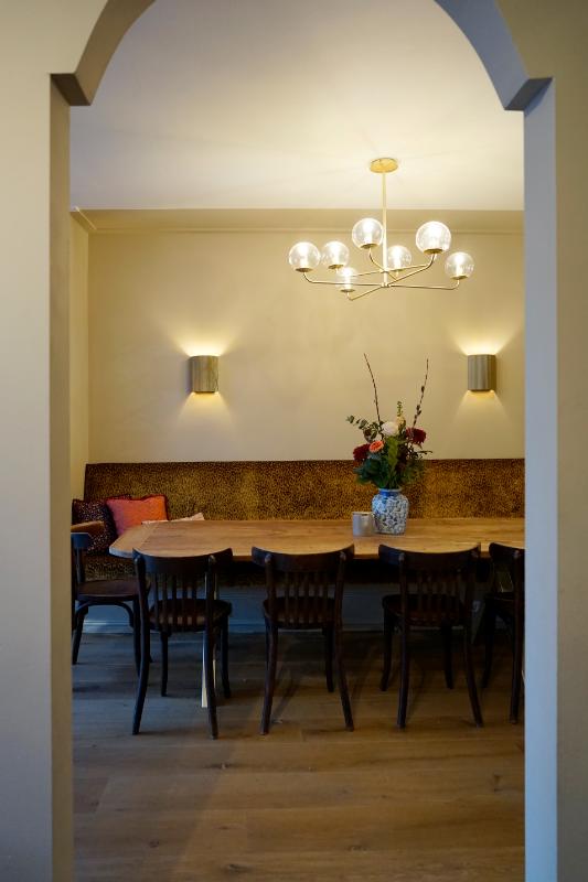 Maatwerk eetkamerbank met wand verlichting.