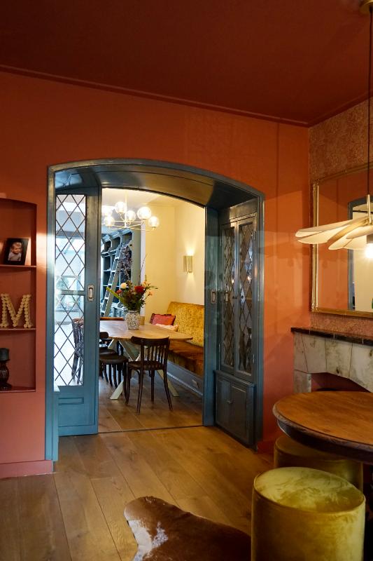 Kleurrijke doorkijk naar de eetkamer.