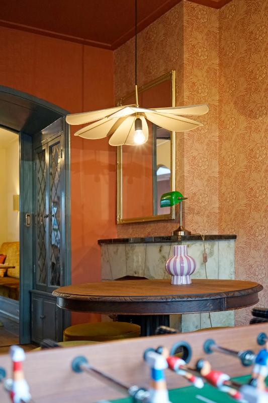 Kleurrijke kamer met een gave hanglamp.