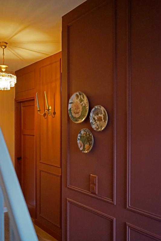 Roze wanden met sierlijsten op de muur.