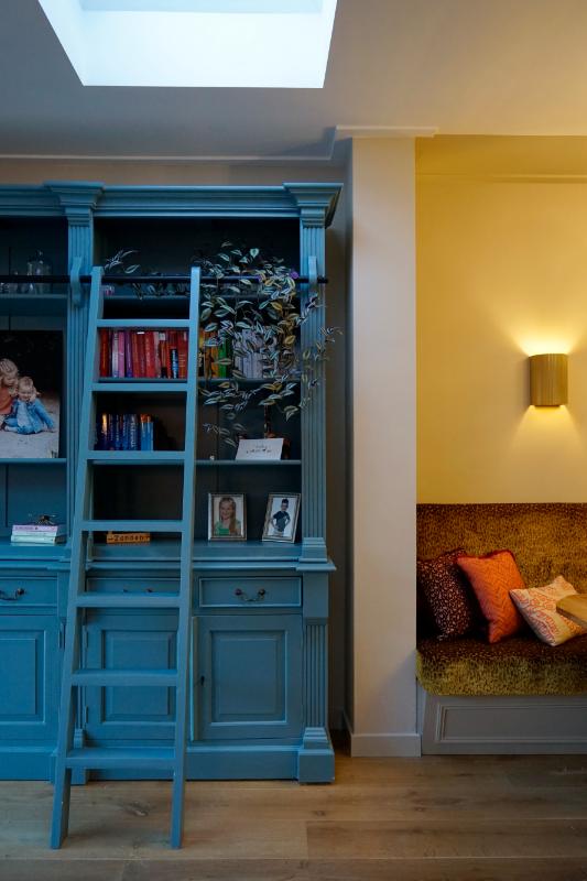 Klassieke blauwe wandkast.