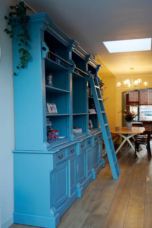 Klassieke blauwe wandkast.