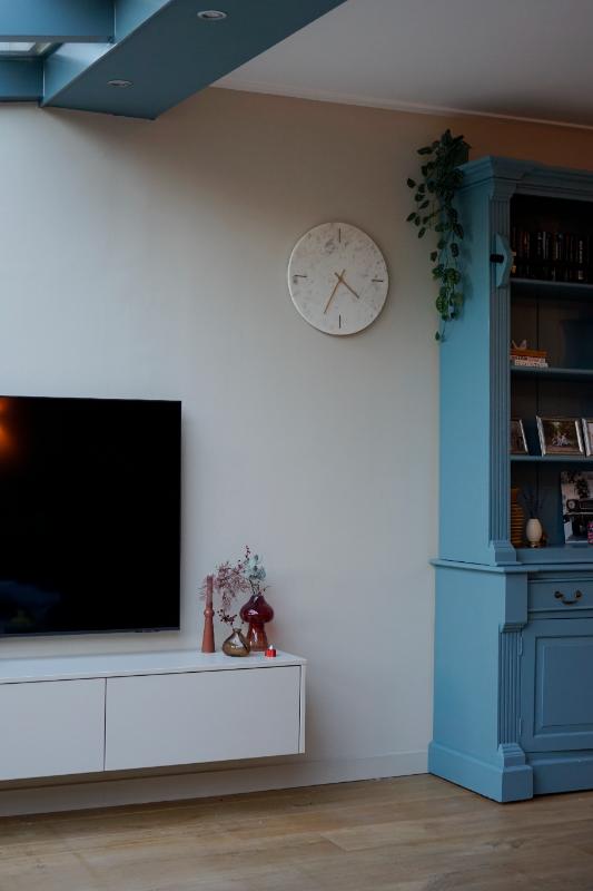Klassieke blauwe wandkast. En wit strak tv meubel.