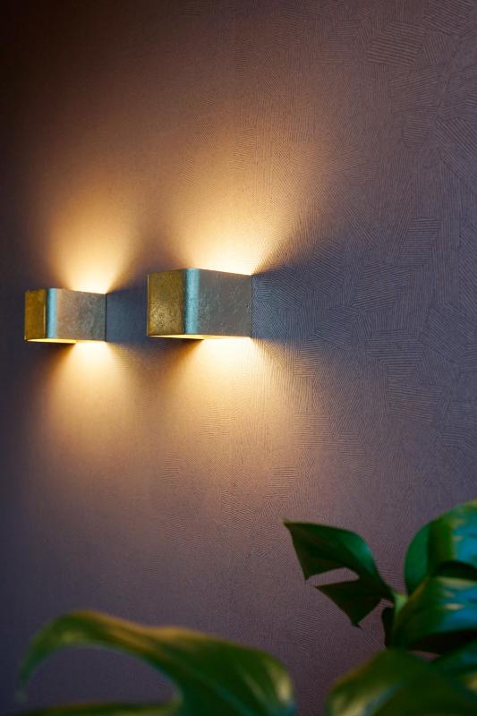 Detail gouden wandlampen.