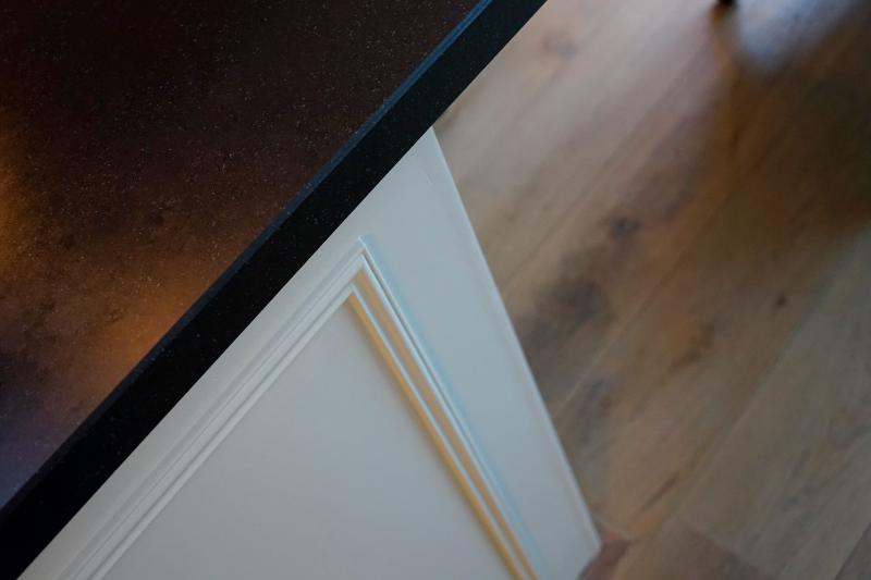 Detail keuken met sierlijstten.