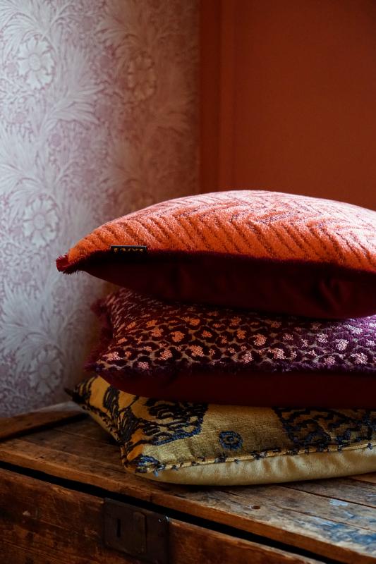 Detail stapeltje LOVI kussens.