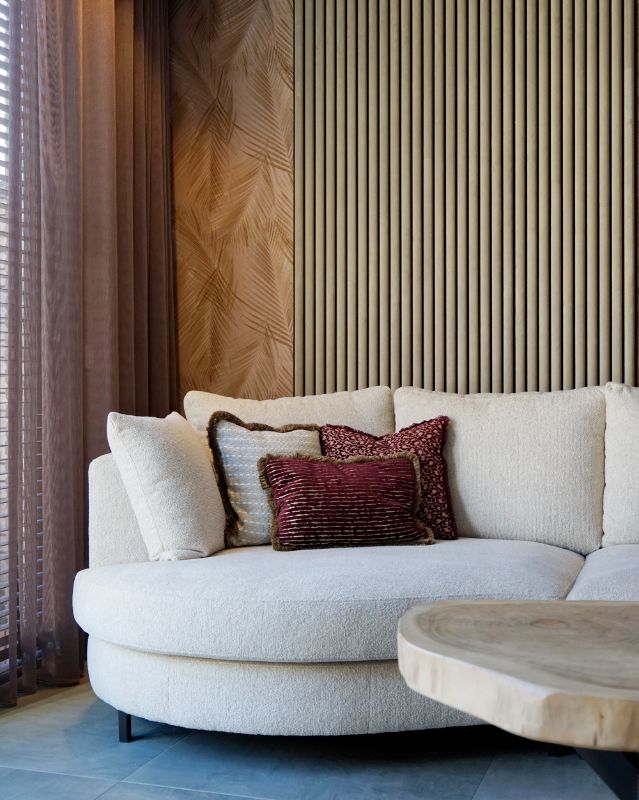 LOVI kussens op de lichte bank met druppel.