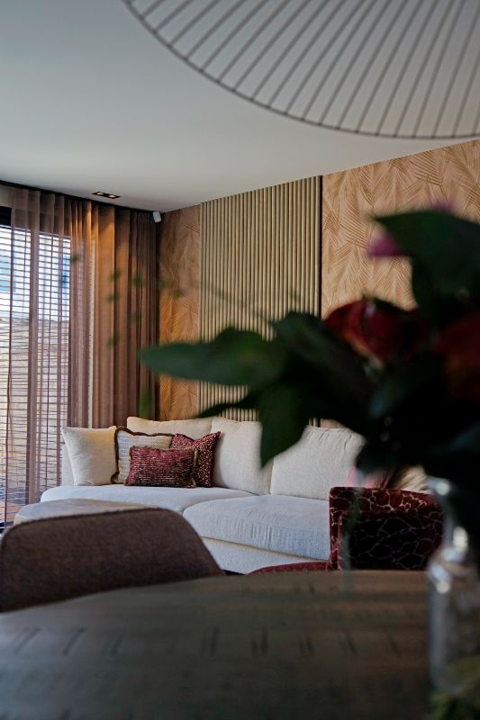 Doorkijk naar de bank in bouclé stof.