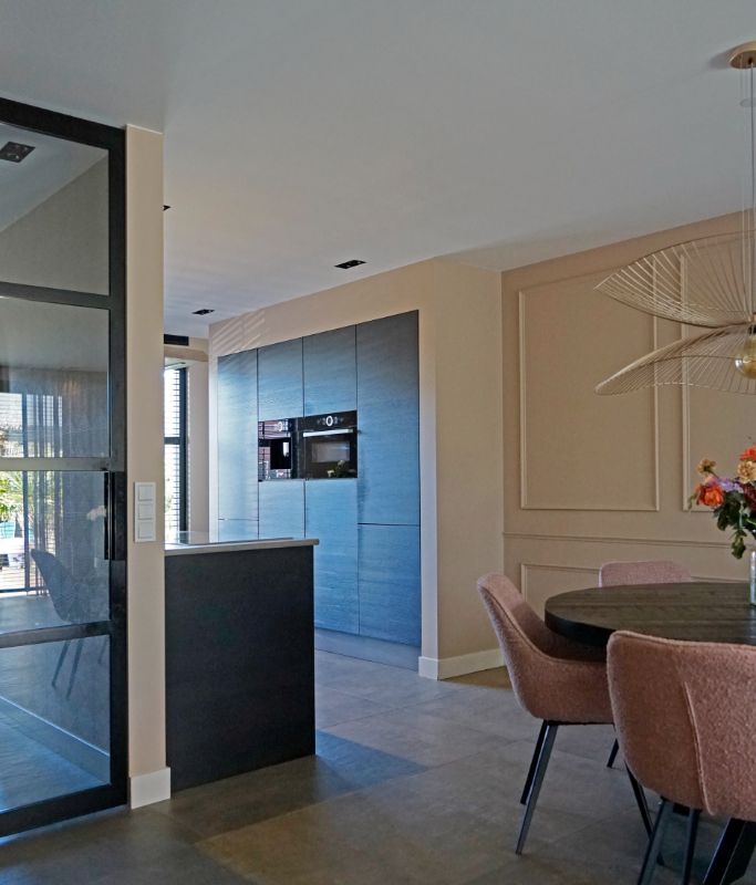 Hoge houten keuken kasten in een ombouw.