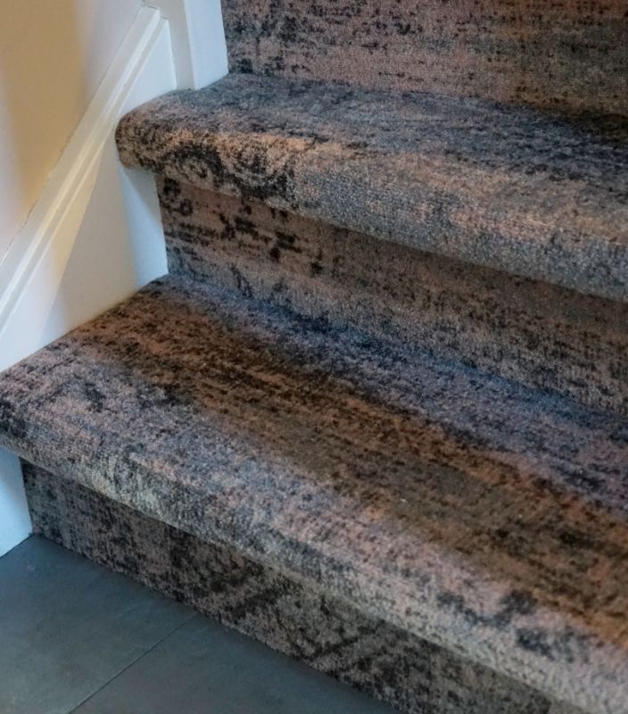 Trapbekleding in een patroon.