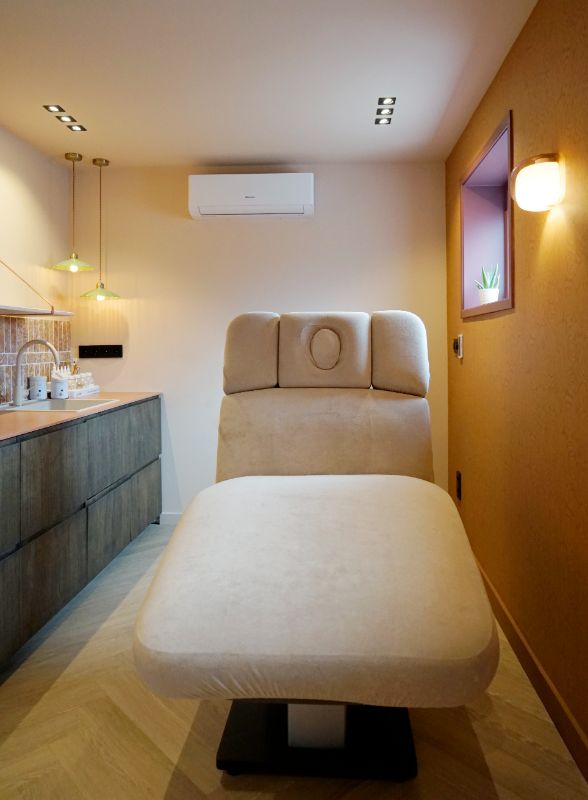 Grote ligstoel voor schoonheidssalon.