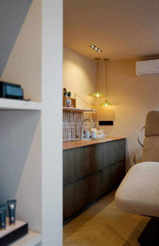 Doorkijk naar de schoonheidssalon.