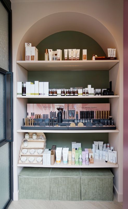 Nis in de wand met een boog. Beauty producten.