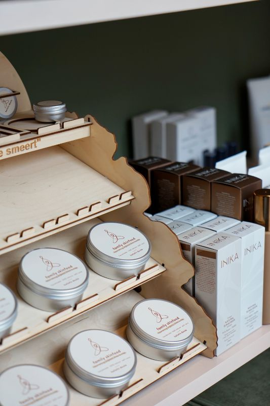 Beauty producten op een plank.