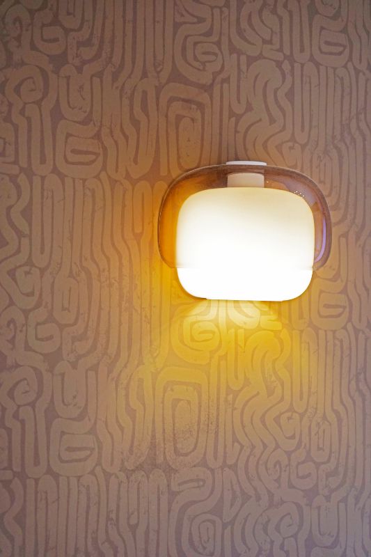 Wandlamptegen patroon behang.