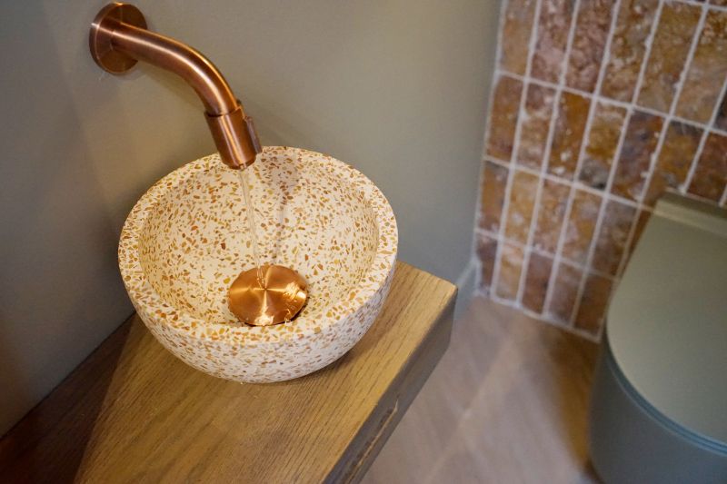 Gekleurde wasbak toilet.