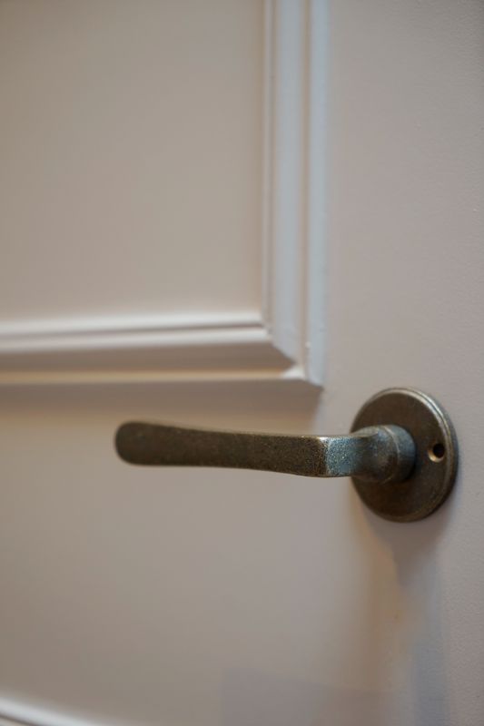 Ruw brons deurbeslag.