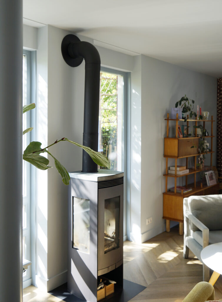 Haard in de woonkamer met licht blauwe muren.