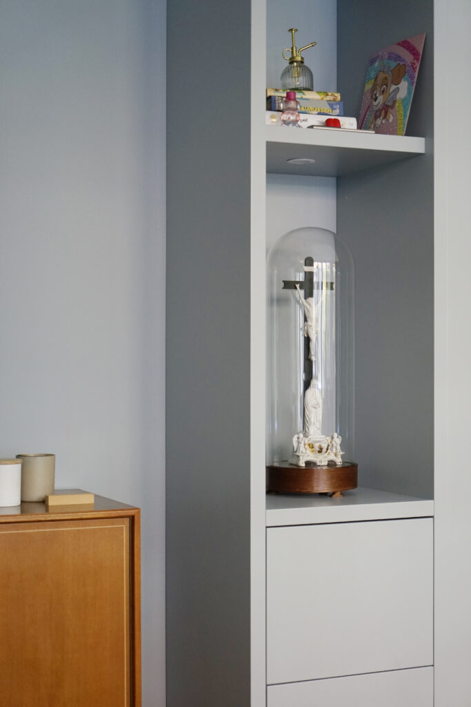 Licht blauwe vakkenkast met accessoires.