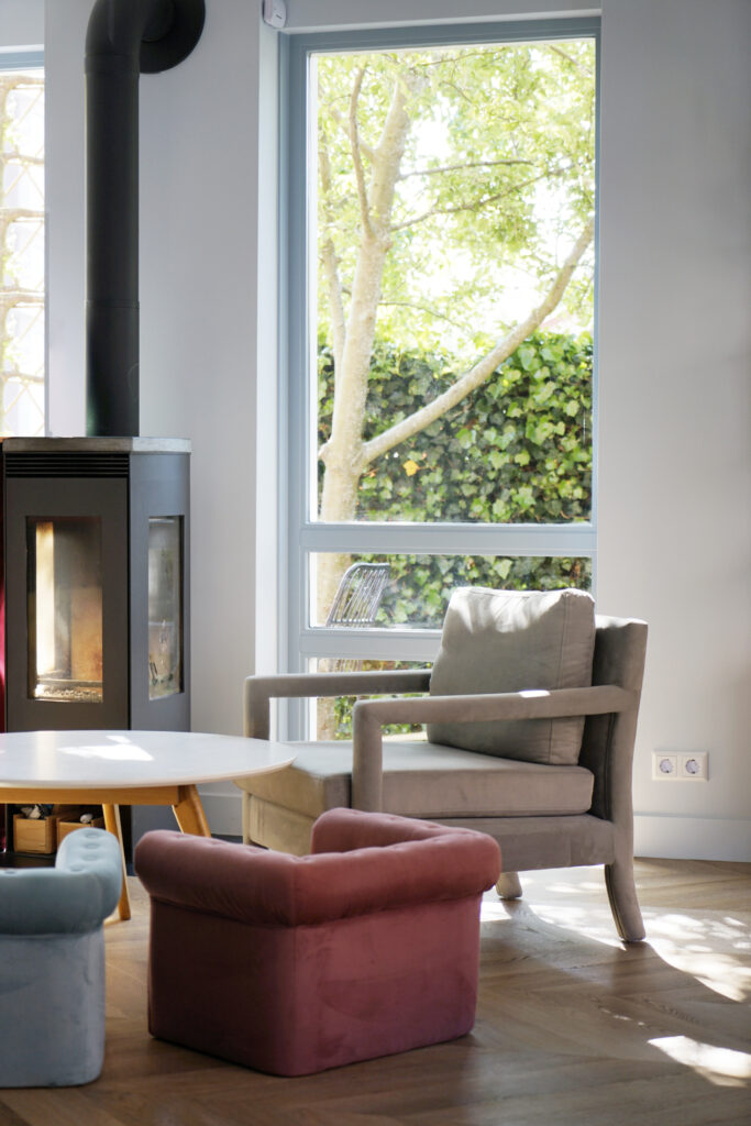 Knus hoekje met en haard, fauteuils en kinderfauteuils.