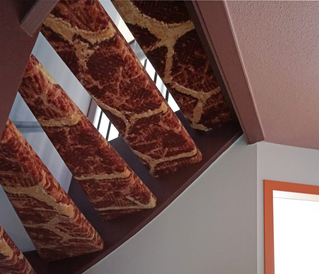 Trapbekleding in een patroon. Bordeaux rode details.