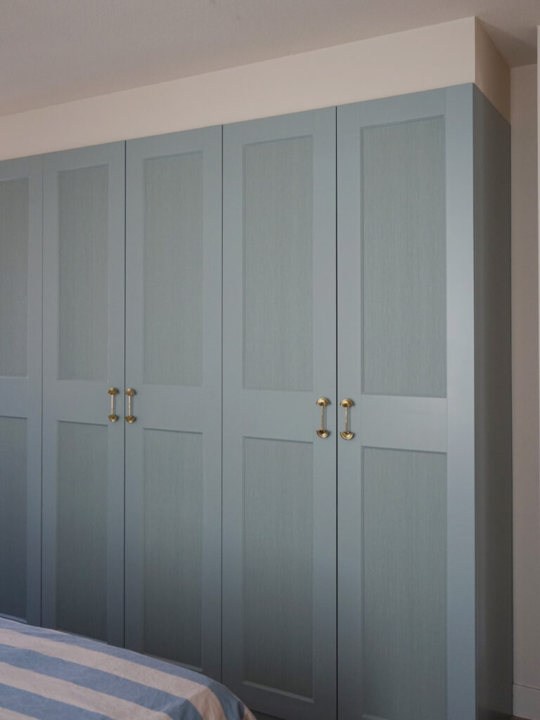 Licht blauwe maatwerk kledingkasten.