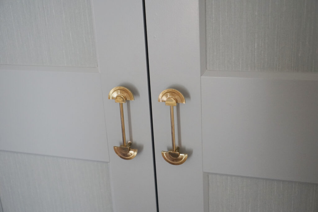 Detail gouden meubelgrepen.