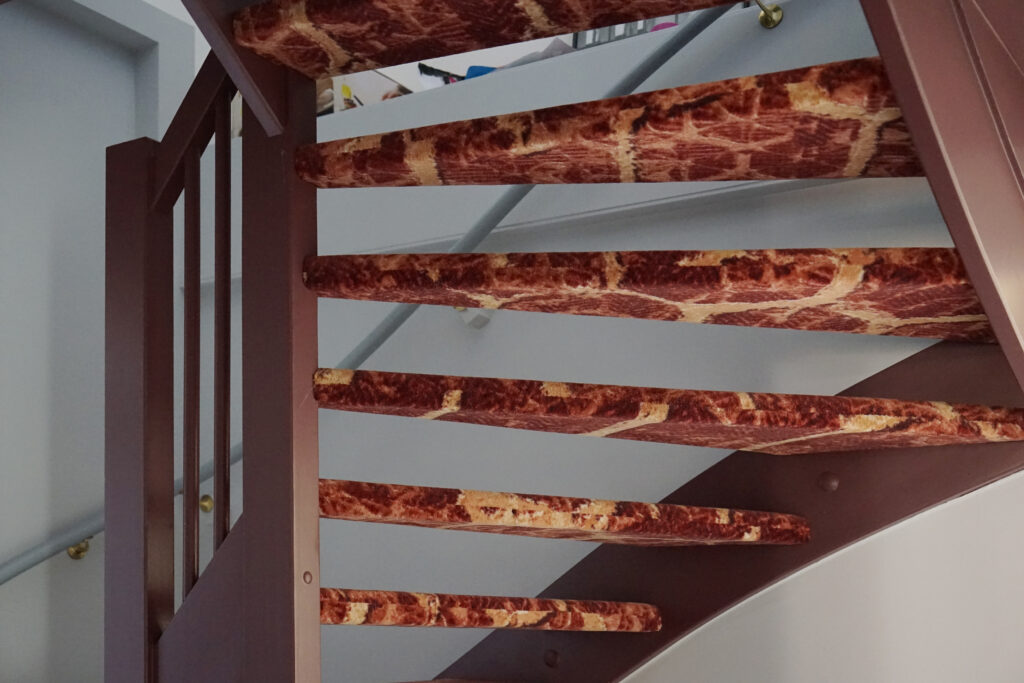 Trap met trapbekleding in een patroon.