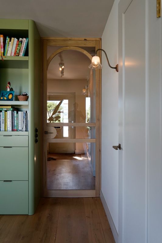 Houten deur met glas, doorkijk naar de entree.