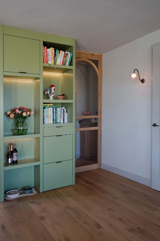 Groene maatwerk kasten.