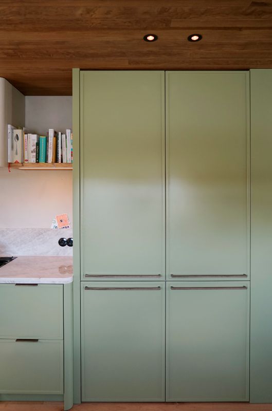 Hoge keuken kasten met een groen front.