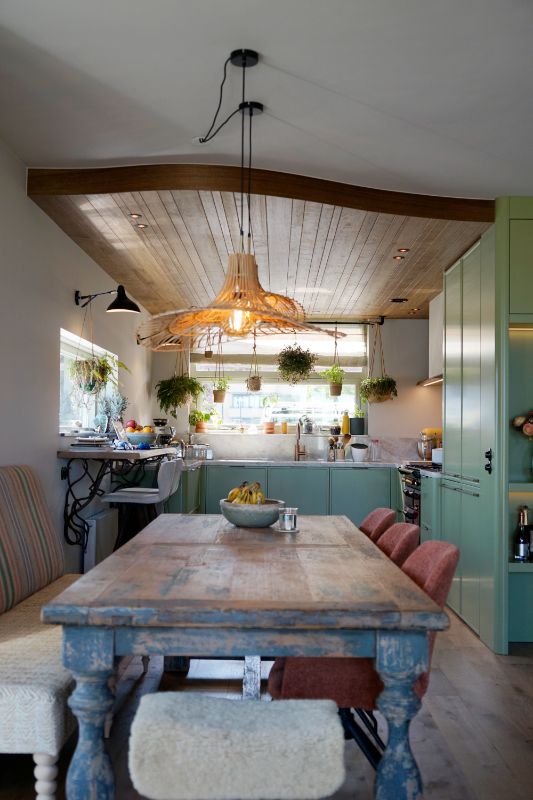 Doorkijk van de eethoek naar de groene keuken.