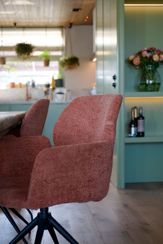 Terra kleurige eetkamerstoelen.