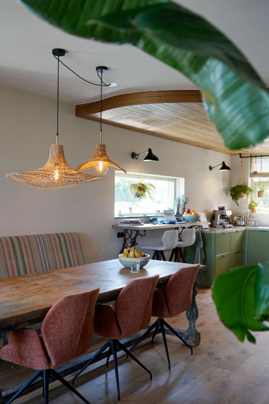 Fijne eethoek bestaand uit vintage houten eettafel, gestoffeerde eetkamerbank en terra eetkamerstoelen.