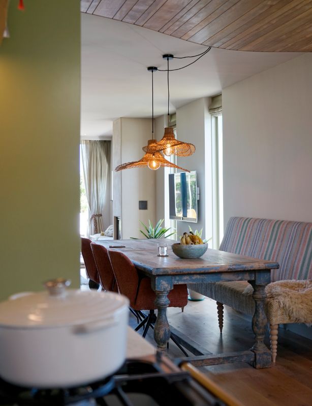 Doorkijk naar de gezellige eethoek.