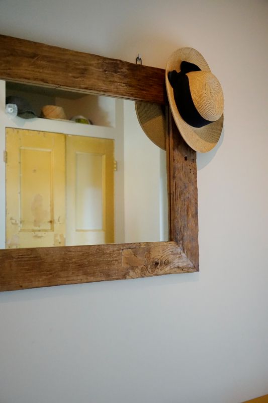 Houten spiegel in de entree.