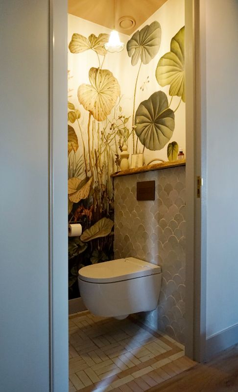 Toilet met natuur behang.