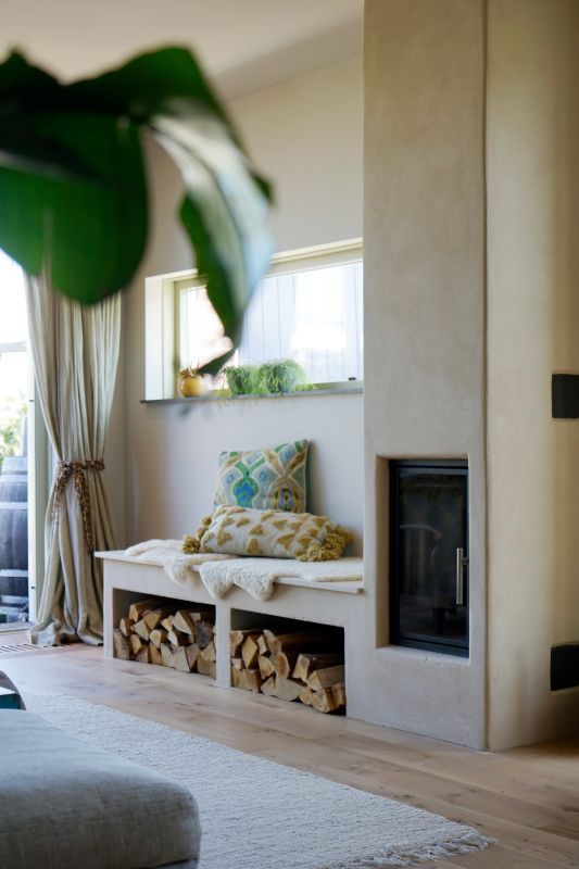 Leem kachel met een bankje en gekleurde kussens.