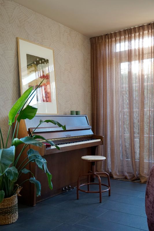 Klassieke houten piano in gekleurd huis.