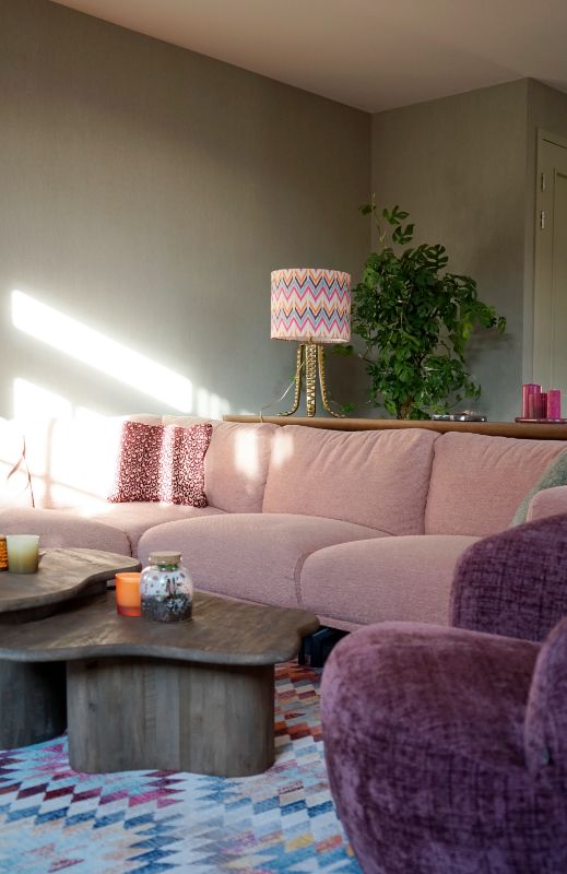 Organische salontafel in kleurrijke woonkamer.