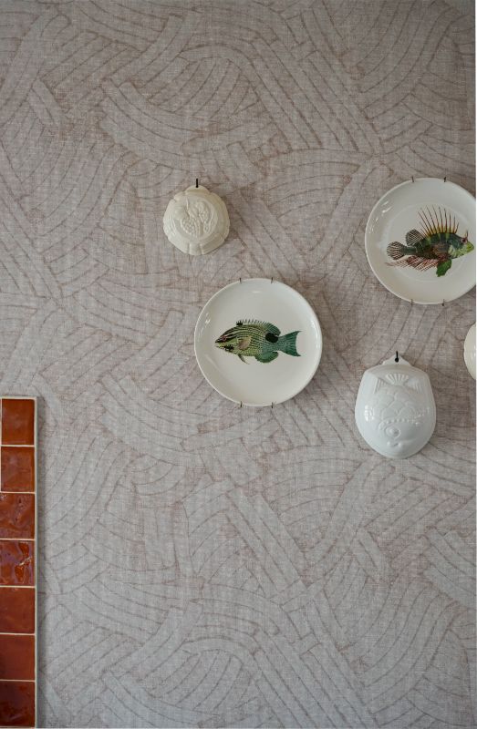 Puddingvormen met visborden als wanddecoratie.