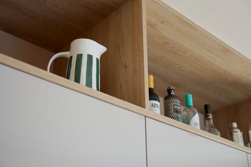 Houten openvakken in de keuken.