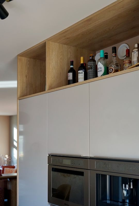 Houten ombouw bij hoge keukenkasten.