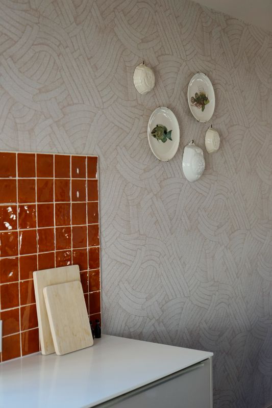 Oranje tegels in de keuken.